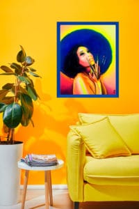 décoration d'intérieur jaune tableau artiste déco portrait Zohra aux mains de pinceaux